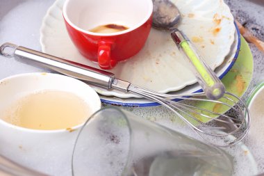 mutfak lavabosunda iliklerine mutfak eşyaları