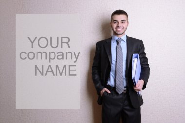 klasör duvarının yakınında ile işadamı portresi