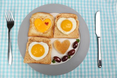 renkli peçete üzerinde plaka üzerinde ekmek ile pişmiş yumurta