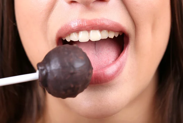 Fechar-se de mulher comendo chocolate doce — Fotografia de Stock