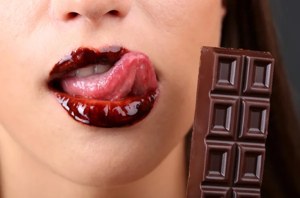 Primer plano de labios femeninos en chocolate —  Fotos de Stock