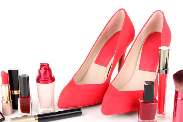 Красные женские туфли с косметикой, изолированные на белом — стоковое фото