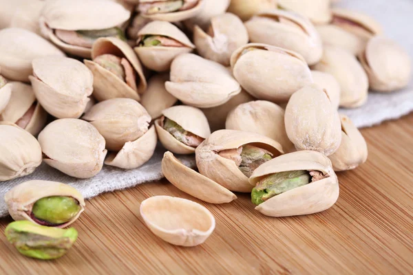 Nueces de pistacho sobre fondo de tela — Foto de Stock