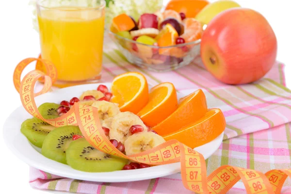 Frutas frescas dulces en el plato en primer plano de la mesa — Foto de Stock