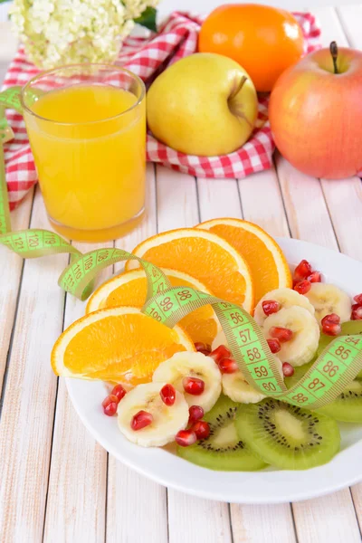 Frutas frescas dulces en el plato en primer plano de la mesa —  Fotos de Stock