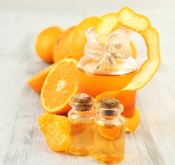 Olio essenziale di mandarino e mandarini sul tavolo di legno — Foto Stock