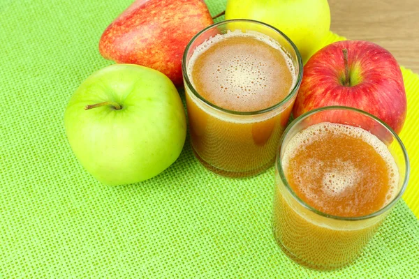 Succo fresco sano di mele vicino — Foto Stock