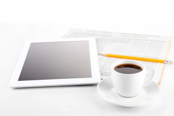 Tablet PC, krant, kopje koffie en wekker, geïsoleerd op wit — Stockfoto