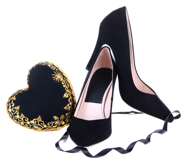 Sapatos femininos pretos bonitos e coração decorativo, isolado em branco — Fotografia de Stock