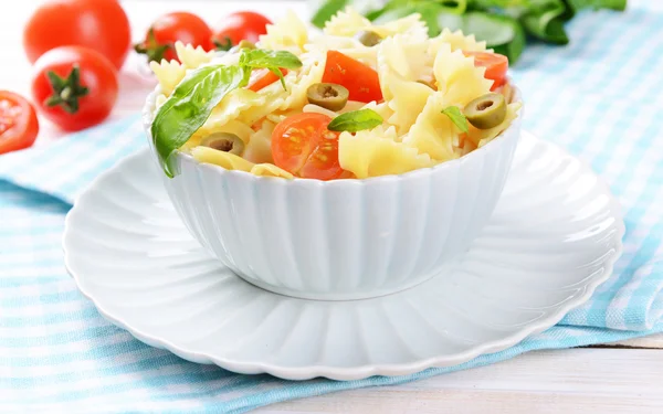 Deliciosa pasta con tomates en el plato en primer plano de la mesa — Foto de Stock