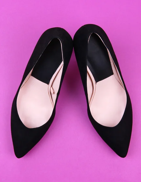 Vackra svarta kvinnliga skor, på lila bakgrund — Stockfoto