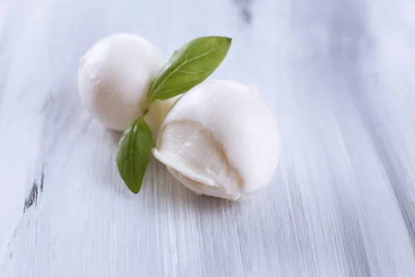 Lezzetli mozzarella peyniri Fesleğenli ahşap tablo — Stok fotoğraf