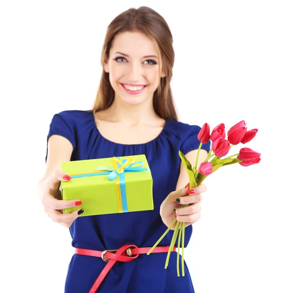 Attraktive Frau mit Geschenkbox und Blumen, isoliert auf weiß — Stockfoto