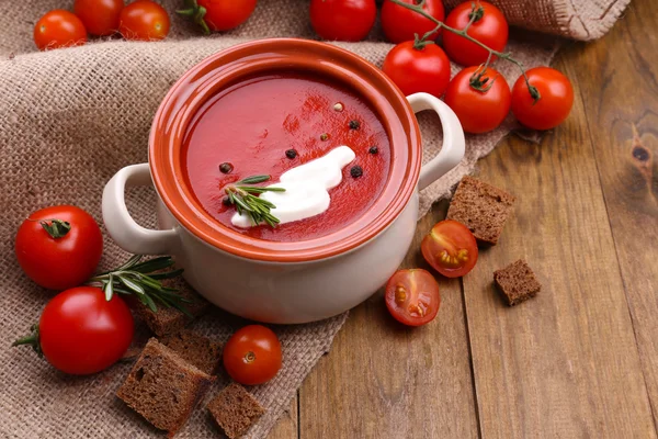 Sopa de tomate saborosa na mesa de madeira — Fotografia de Stock