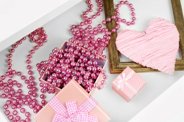 Geschenkschachtel und Perlen in offener Schreibtischschublade in Nahaufnahme — Stockfoto