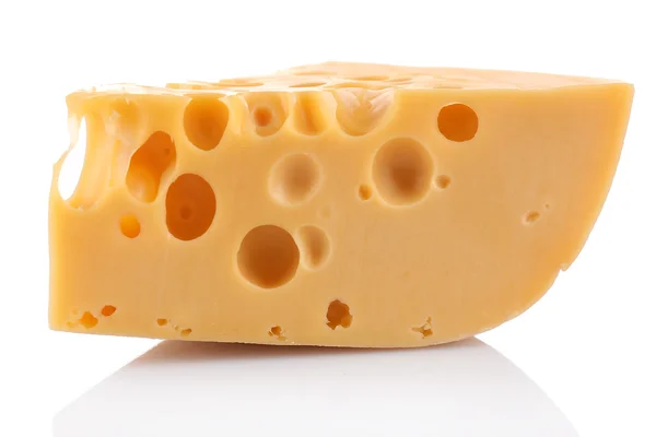 Шматочок сиру, ізольований на білому — стокове фото
