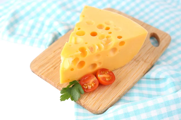 Pezzo di formaggio e pomodori, su tavola di legno, isolato su bianco — Foto Stock