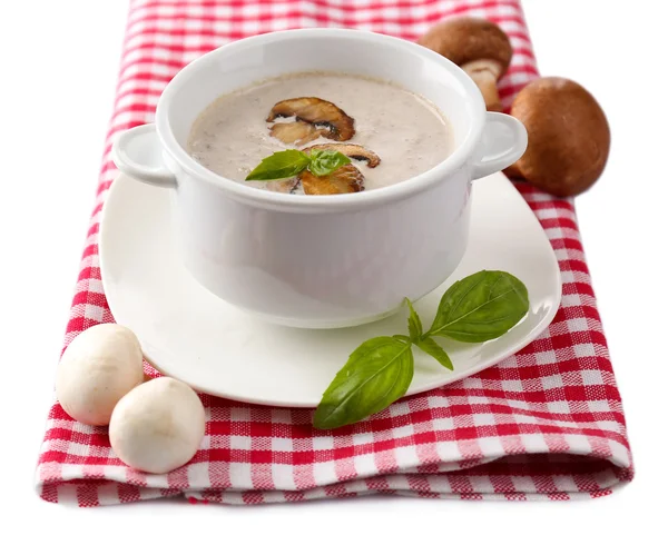 Грибной суп в белом горшке, на салфетке, изолированный на белом — стоковое фото