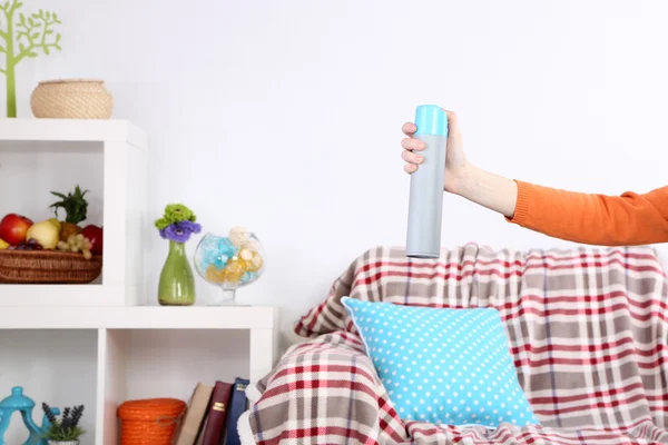 Spray Lufterfrischer in der Hand auf Home Interior Hintergrund — Stockfoto