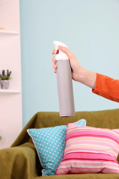 Spruzzato deodorante in mano su sfondo interno casa — Foto Stock