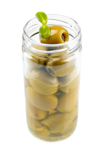 Смачні оливки в скляній банці, ізольовані на білому — стокове фото
