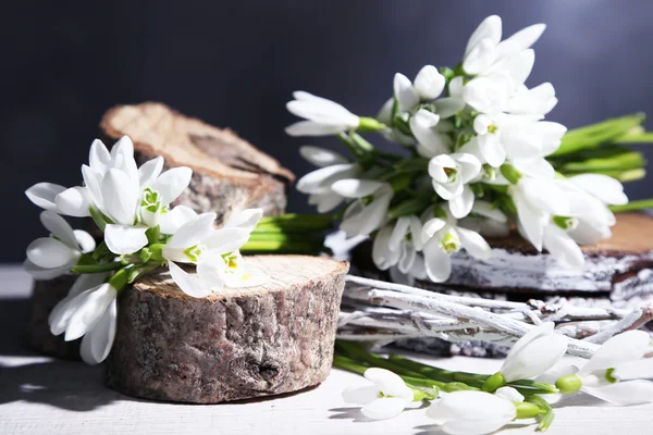 Mooie sneeuwklokjes op grijze achtergrond — Stockfoto