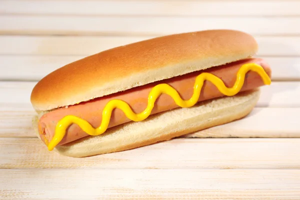 Gustoso hot dog sul tavolo di legno — Foto Stock