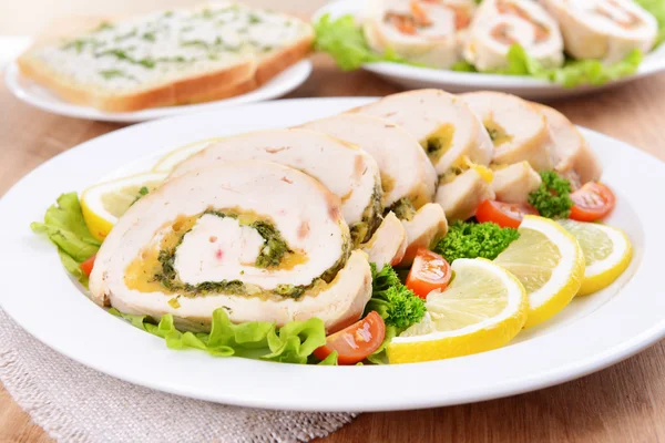 Delicioso rollo de pollo en el plato en primer plano de la mesa —  Fotos de Stock