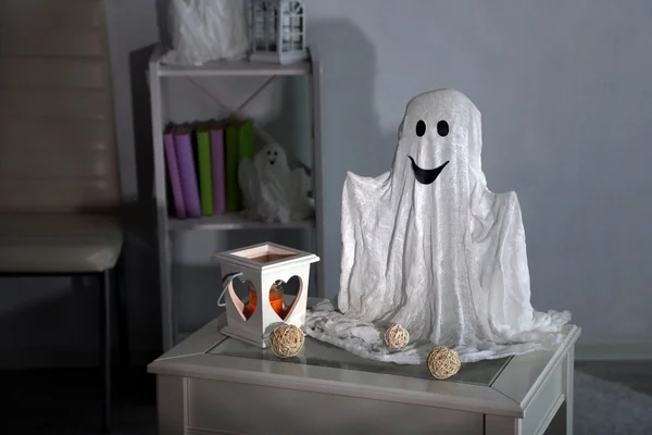 Halloween ghost, auf home interior background — Stockfoto