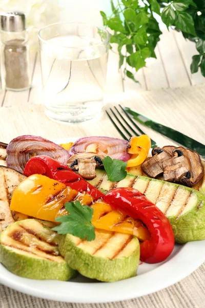 테이블 클로즈업에 접시에 맛 있는 구운된 야채 — 스톡 사진