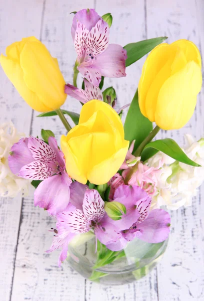 Blommor i vas med ljusen på trä bakgrund — Stockfoto