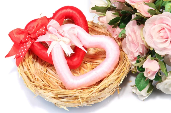 Decoratieve harten in nest, geïsoleerd op wit — Stockfoto