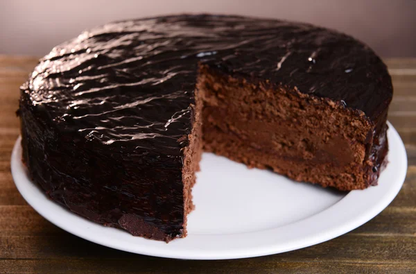 Delicioso bolo de chocolate na mesa close-up — Fotografia de Stock