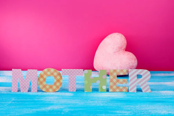 Letras-mãe de letras de papel artesanal sobre fundo rosa — Fotografia de Stock