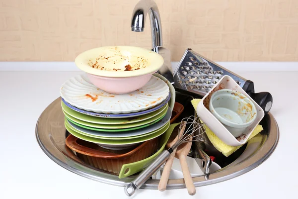 Kuchyňské náčiní potřebují umýt zblízka — Stock fotografie