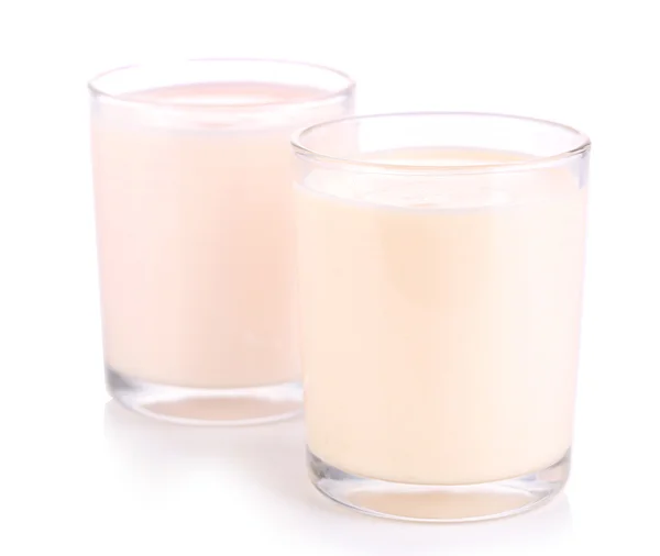 Вкусный йогурт в стаканах, изолированных на белом — стоковое фото