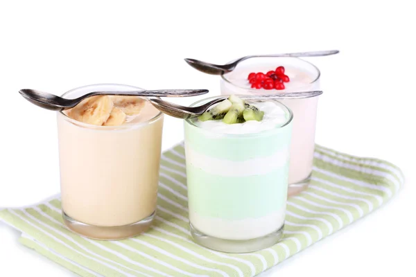 Delicioso yogur con frutas sabores en vasos en servilleta, aislado en blanco — Foto de Stock