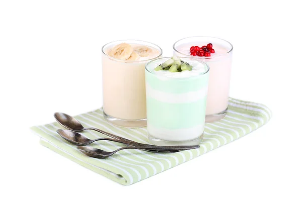 Läckra yoghurt med frukt smaker i glas på Servett, isolerad på vit — Stockfoto