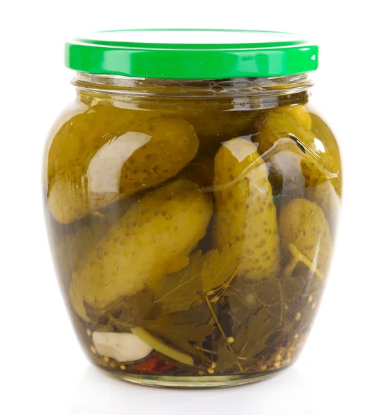 Pickles i glasburk isolerad på vit — Stockfoto