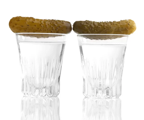 Gläser Wodka und Gurke isoliert auf weiß — Stockfoto