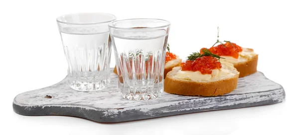 Sandwiches con caviar y vodka sobre tabla de madera aislada sobre blanco — Foto de Stock