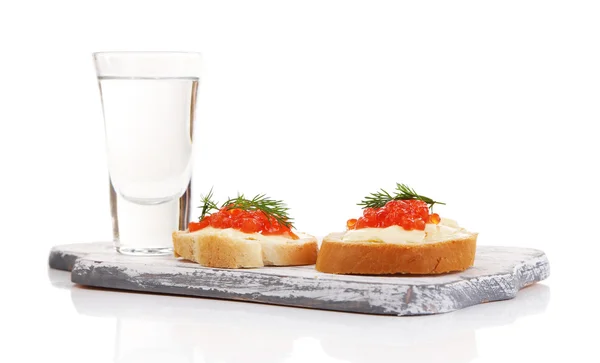Mackor med kaviar och vodka på träplatta isolerad på vit — Stockfoto