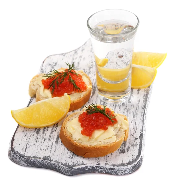 Sandwichs au caviar et vodka sur planche de bois isolé sur blanc — Photo