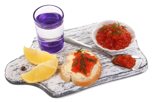Sandwich con caviar y vodka sobre tabla de madera aislada sobre blanco —  Fotos de Stock