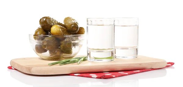 Bicchieri di vodka e cetrioli salati su tavola di legno isolata su bianco — Foto Stock