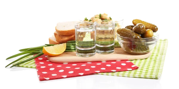 Composition avec verre de vodka et champignons marinés, concombres sur panneau de bois isolé sur blanc — Photo