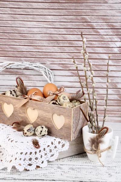 Красивая пасхальная композиция на деревянном столе — стоковое фото