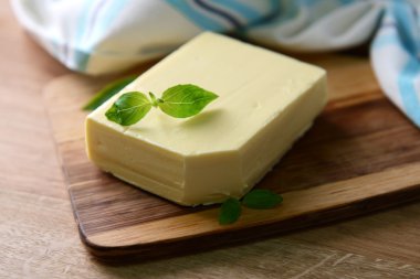 ahşap kesme tahtası üzerinde lezzetli tereyağı 