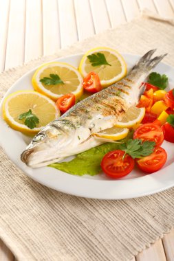 Nefis ızgara balık plaka üzerinde tablo yakın çekim