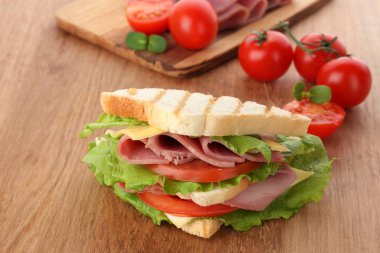 Ahşap masa jambon ile lezzetli sandviç